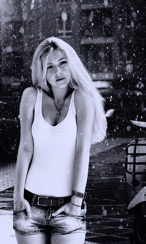 Девушка и плохая погода обои