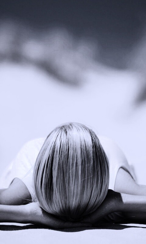 Девушка на солнце обои