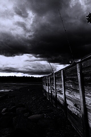 Отлив у деревянной набережной обои