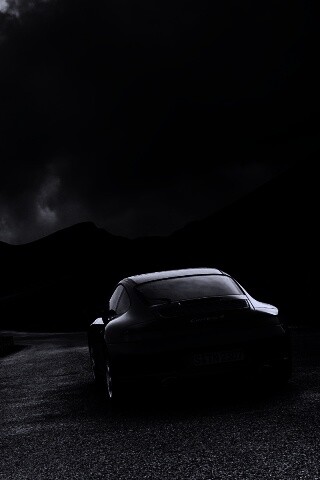 Черный Порше на горной дороге обои