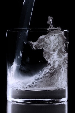 Огонь и вода в стакане обои