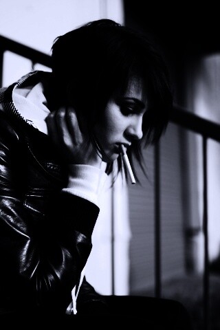 Девушка с сигаретой обои