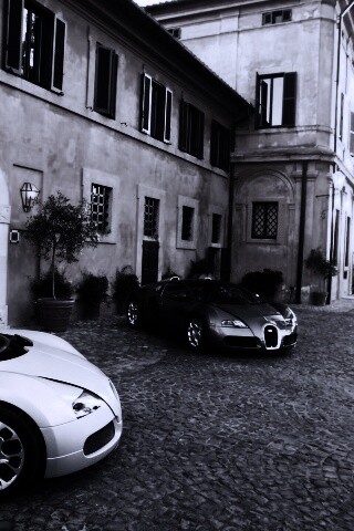 Два Бугатти у дома обои