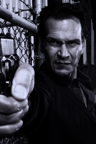 Патрик Суэйзи с пушкой обои