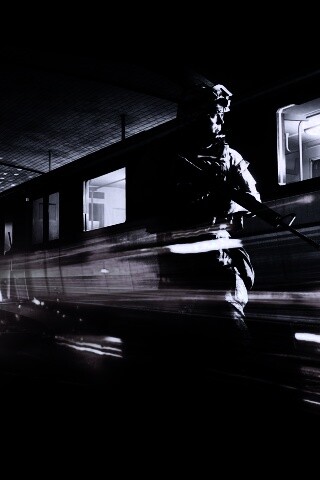 Солдаты на станции метро обои