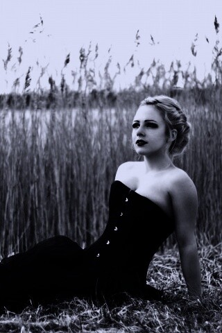 Девушка на траве в черном корсете обои