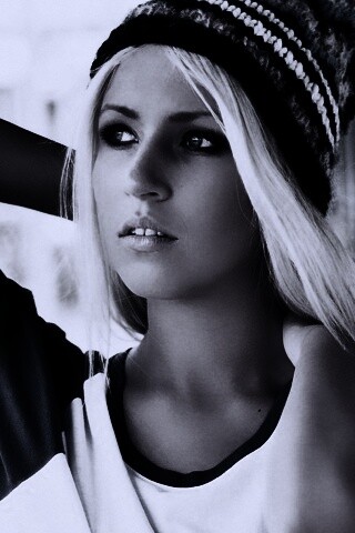 Блондинка в вязанной шапке обои