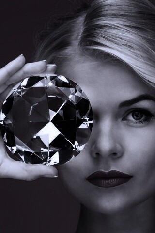 Девушка с бриллиантом обои