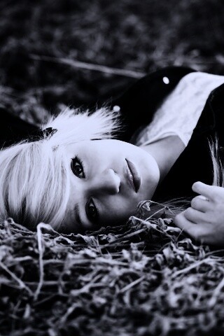 Блондинка лежащая на траве обои