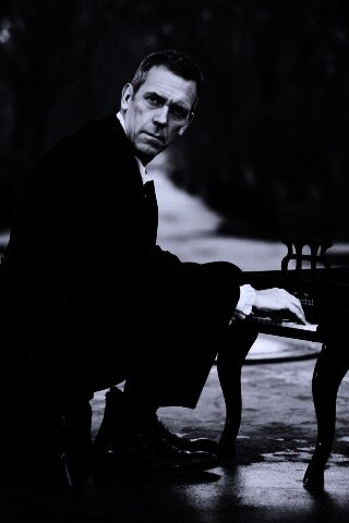 Хью Лори за маленьким роялем обои