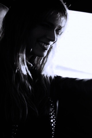 Девушка за рулем автомобиля обои