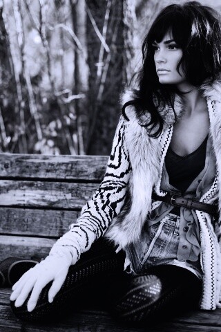 Красивая девушка сидит на скамейке обои