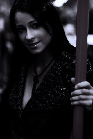 Девушка в метро обои