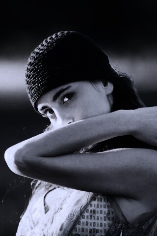 Спрятавшись за сгибом руки обои