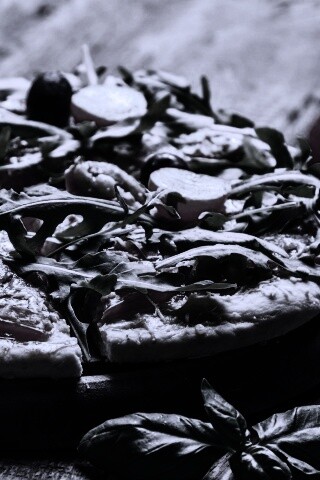 Свежая пицца с рукколой обои