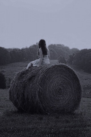 Девушка на снопе сена обои
