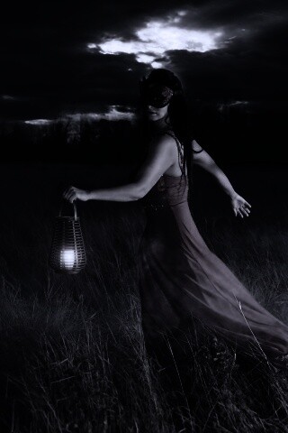 Девушка со свечей обои