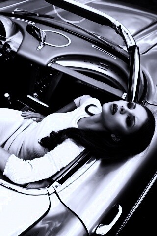 Женщина в кабриолете обои