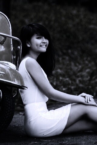 Девушка и мопед обои