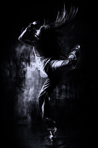 Девушка в диком танце обои