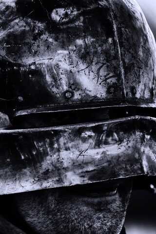 Человек в доспехах обои