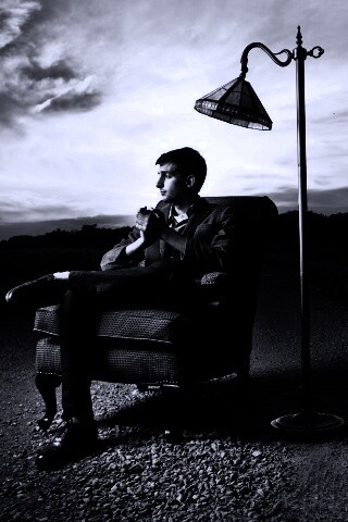 Мужчина в кресле обои