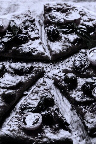 Сочная пицца с томатами и пармезаном обои