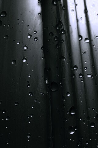 Капли на зеленом пластике обои