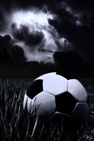 Футбольный мяч на газоне обои