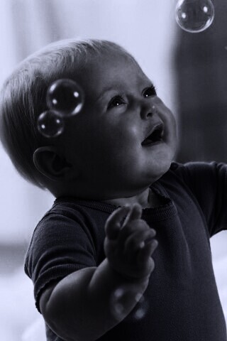 Игра с мыльными пузырями обои