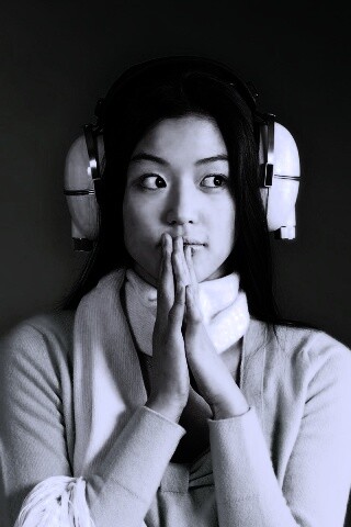 Японка в наушниках обои