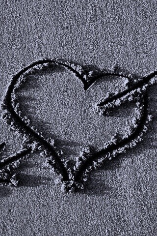 Сердце на песке обои