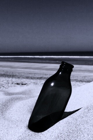 Бутылка на пляже обои