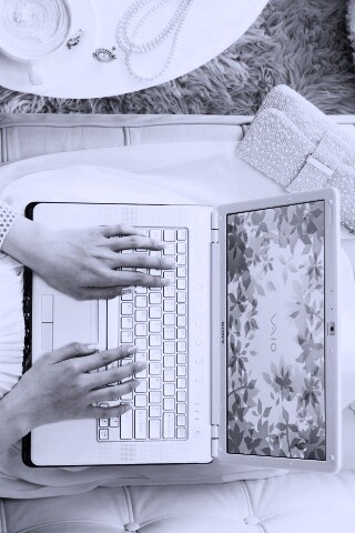 Девушка с ноутбуком vaio обои