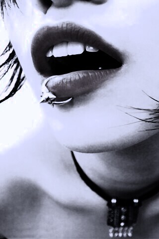 Девушка с кольцом обои