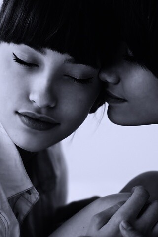 Две очень красивые девушки обои