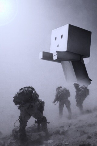 Картонный человек среди солдат обои