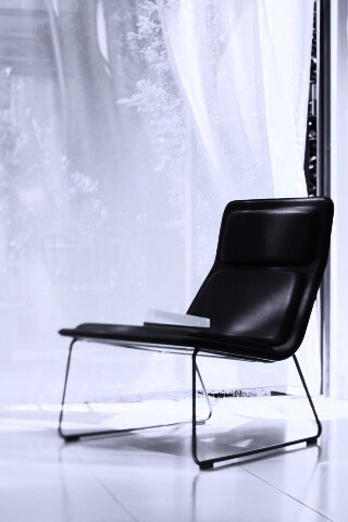 Стул перед занавеской обои