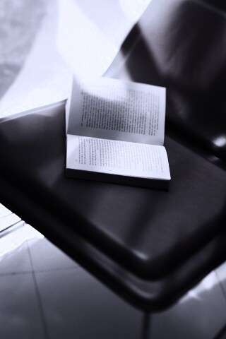 Книга на стуле обои