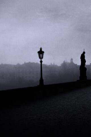 Мост с скульптурами обои