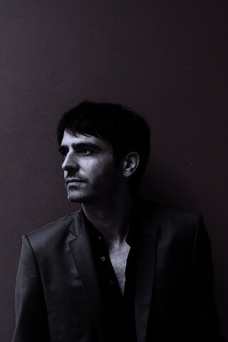 На красном фоне обои