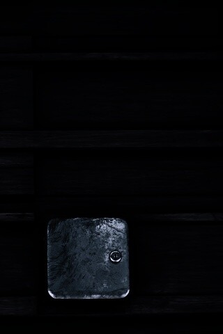 Коробка на деревянной стене обои