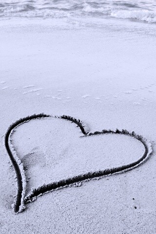 Аккуратное сердце на песке обои