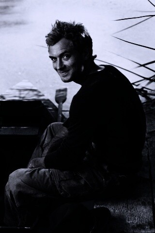 Джуд Лоу на лодке обои