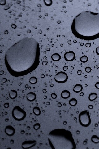 Капли воды на синем стекле обои