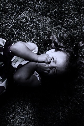 Девочка на траве обои