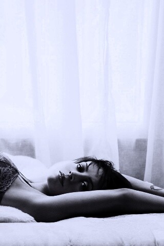 Алиса Милано на кровати обои