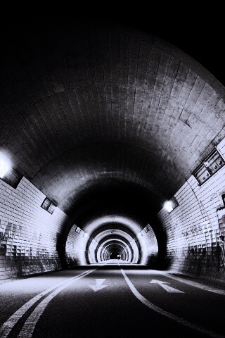 Тоннель и граффити на стенах обои