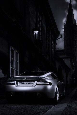 Aston Martin в старинном городе обои