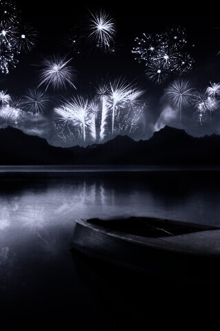 Фейрверк над озером обои